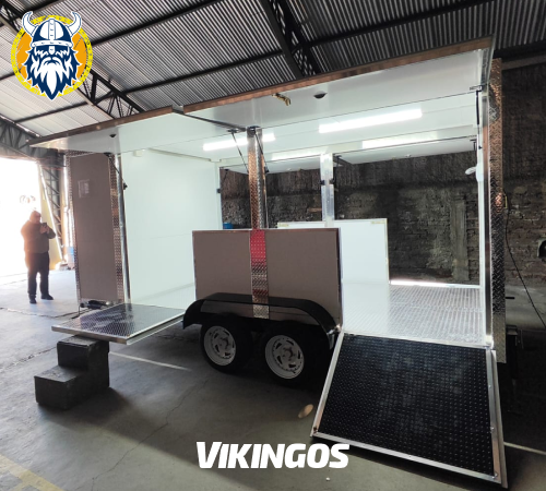 Carro de arrastre con cuatro ramplas integradas y doble bodega, el carro fue hecho para un simulador de carreras, tamaño de 2x5 metros-02