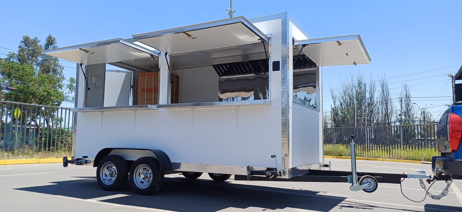 Food truck 2x4 metros con sus tres ventanas abiertas y Full Equipado
