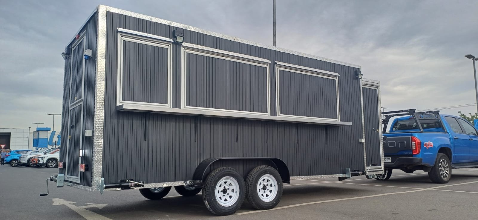 Carro de 2x5 metros con tres ventanas y cajón grande adicional y siding metálico negro elegante